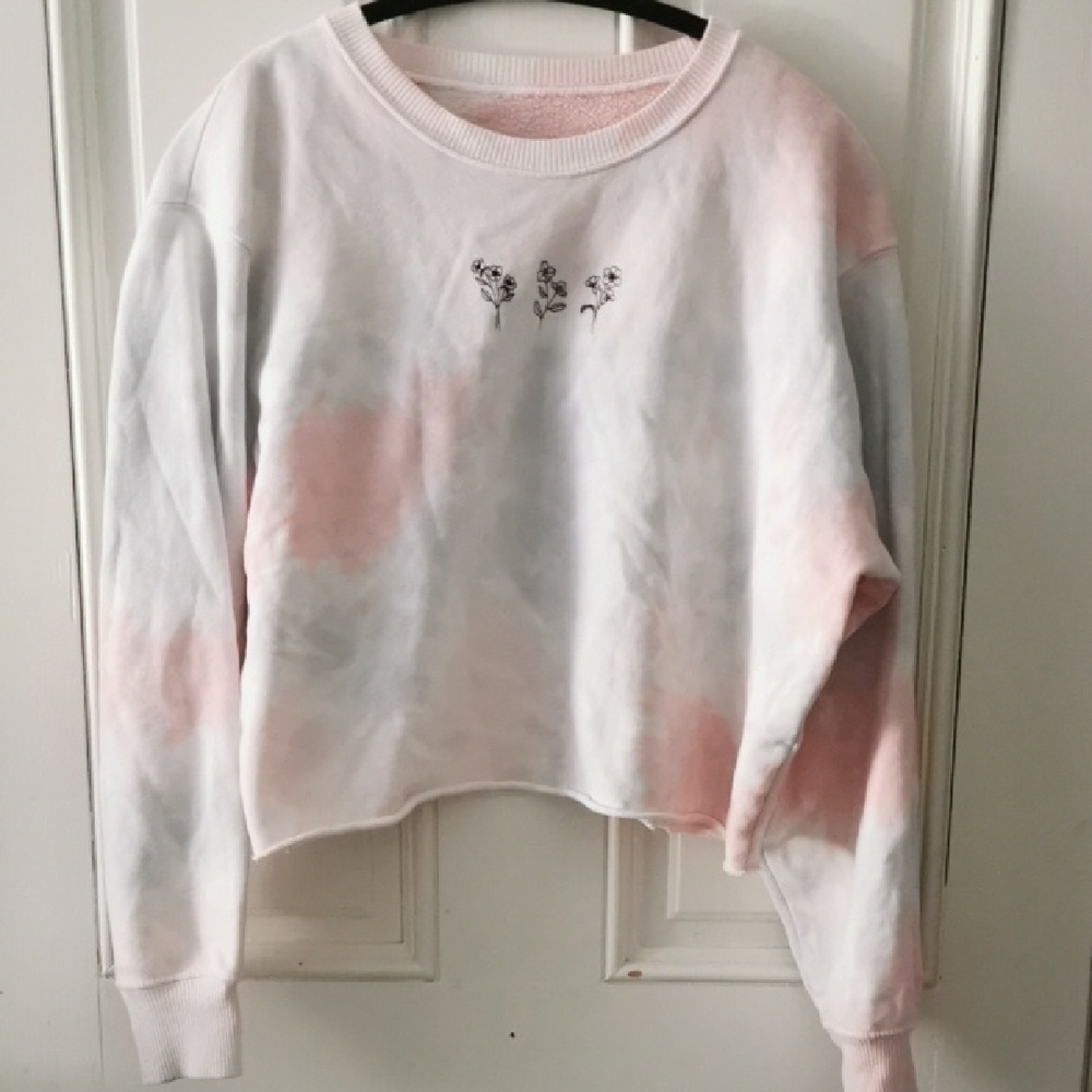Hollister cropped crewneck tiedye sweatshirt. Embroidered 🌸. Size M